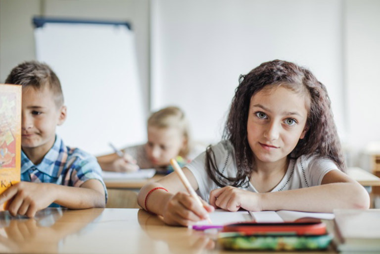 I like my classmates. Вдохновленные ученики. Дети сидят за столом улыбаются. Картинки школьники девочка и мальчик сидят за столом. Фото школьников стол ручки мама.